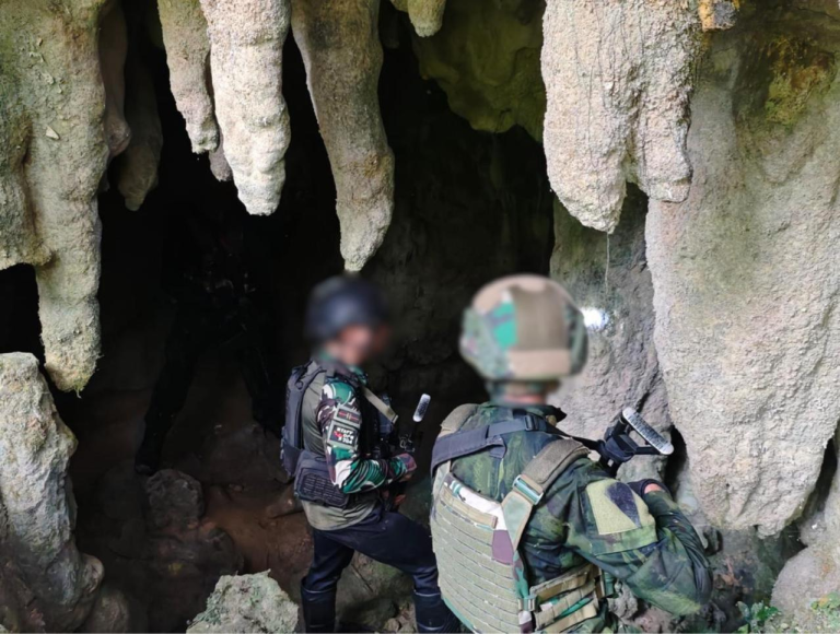 Papua Movement: Indonesian soldiers at a cave entrance during the search in Maybrat