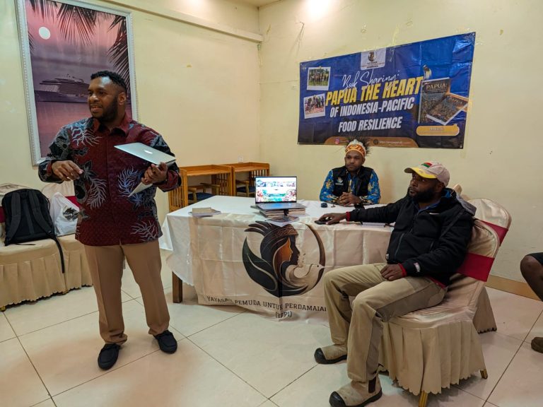 Indigenous scholar presenting the Papua food resilience brief during a track-two diplomacy session